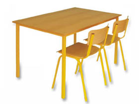 Pohled na jídelní stůl s židlemi